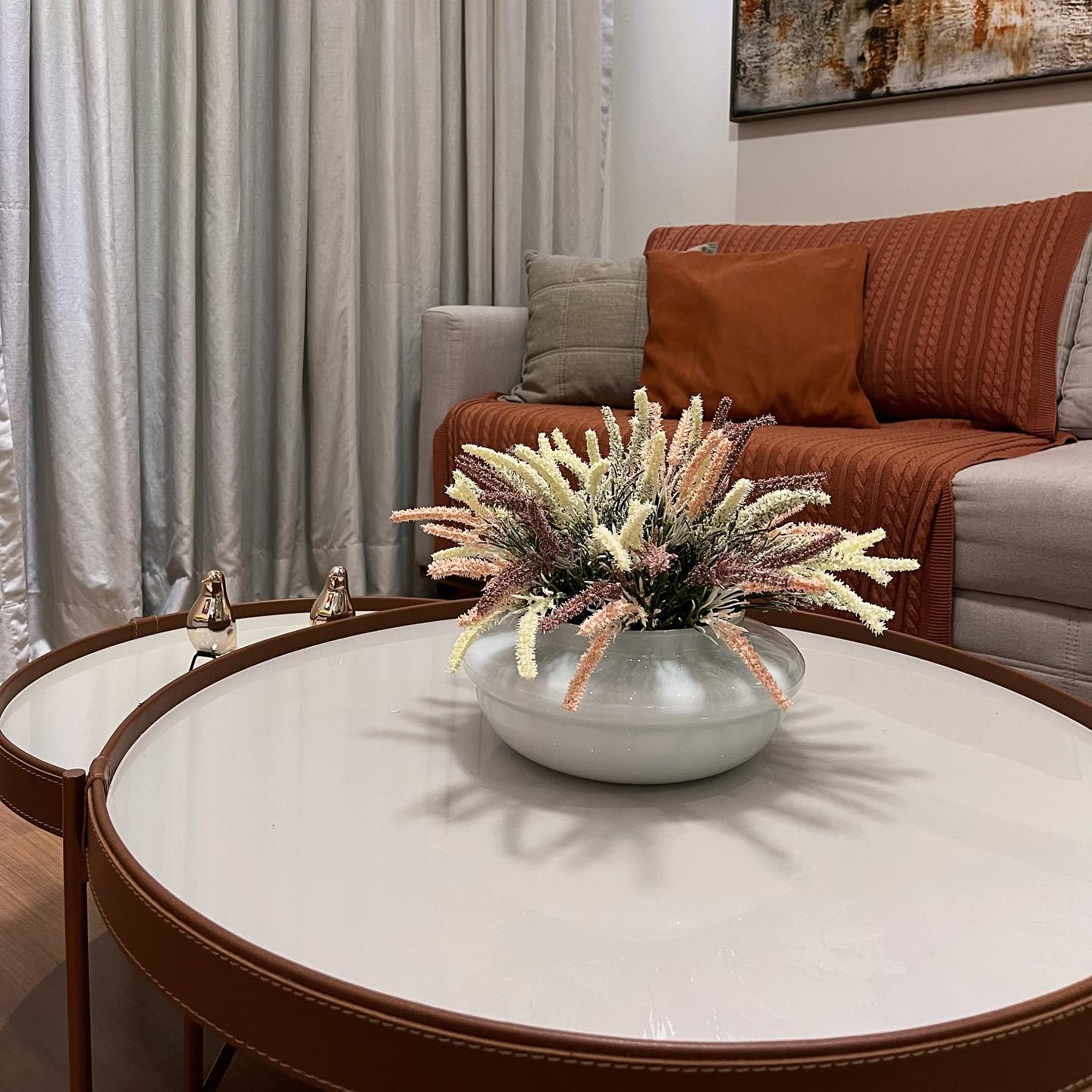 Mesa decorada com vaso e flores secas