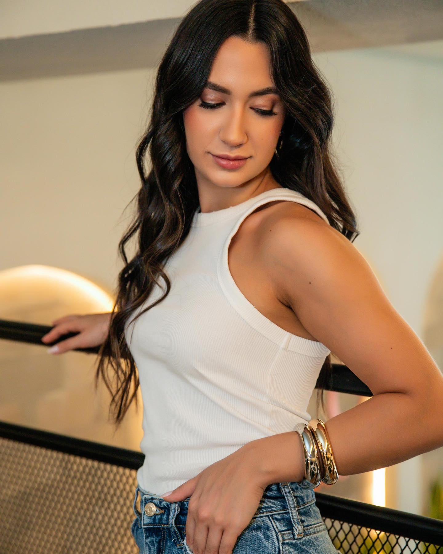 Braceletes dourados grossos