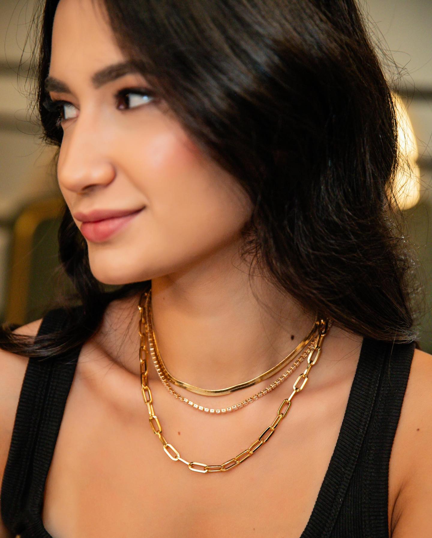 Colares dourados em camadas